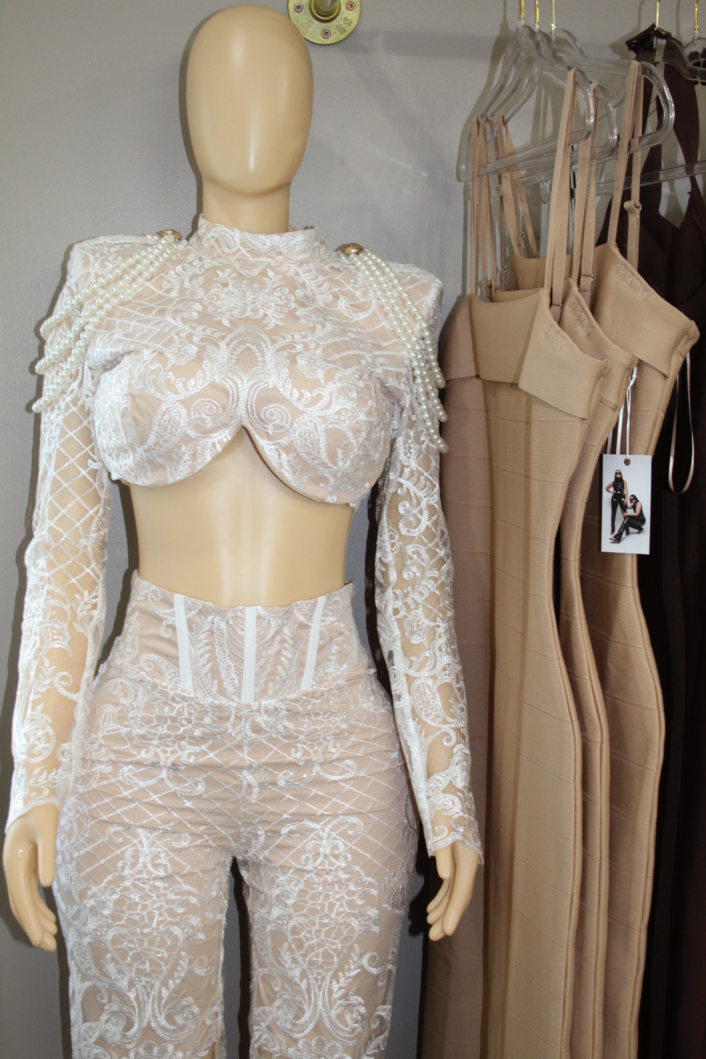 BBTM royal white/lace high waisted capri shorts